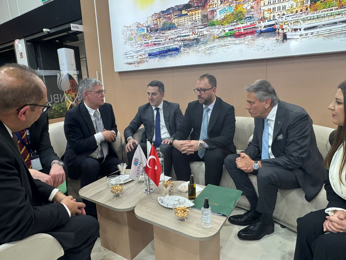 TÜRSAB Yönetim Kurulu Başkanımız Firuz Bağlıkaya ve beraberindeki TÜRSAB Heyetimiz, fuar kapsamında Alman turizminin çatı kuruluşu Alman Seyahat Acentaları Birliği (DRV) yönetimi ile bir araya geldi.

DRV Başkanı Albin Loidl ve beraberindeki heyetle gerçekleştirilen görüşmede,