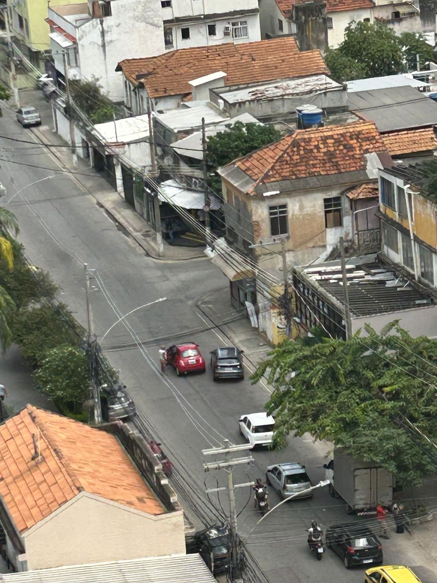 🚨 ASSALTO NO CACHAMBI - Muitos tiros na José Bonifácio,
 Altura da conselheiro Agostinho.

 Tem um carro vermelho na esquina com três tiros no vidro dianteiro