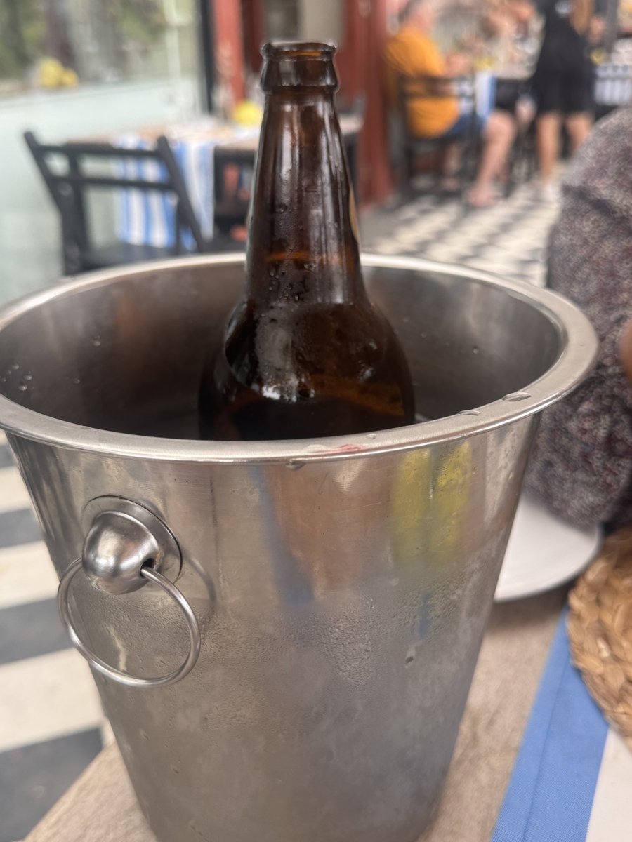 DiegoArcos14's tweet photo. La Pilsener tuca (pescuezuda) debería servirse así en Ecuador https://t.co/O3rwoyAncU