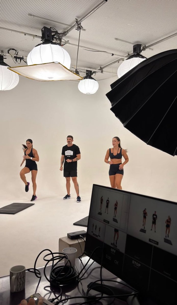 Natália Rosa gravando conteúdo para a Boom Fit Club. 🩶