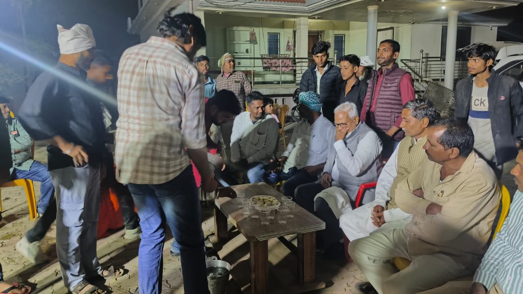 BabuSinghKush5's tweet photo. आज मल्हनी विधानसभा के ग्राम हरबसपुर में नंदलाल यादव जी की पत्नी स्वर्गीय सीता देवी जी के तेरहवीं कार्यक्रम में पहुंचकर शोकाकुल परिजनों से आत्मीय भेंट की तथा शोक संवेदना व्यक्त किया।
#malhani https://t.co/eZGqs3GoVB