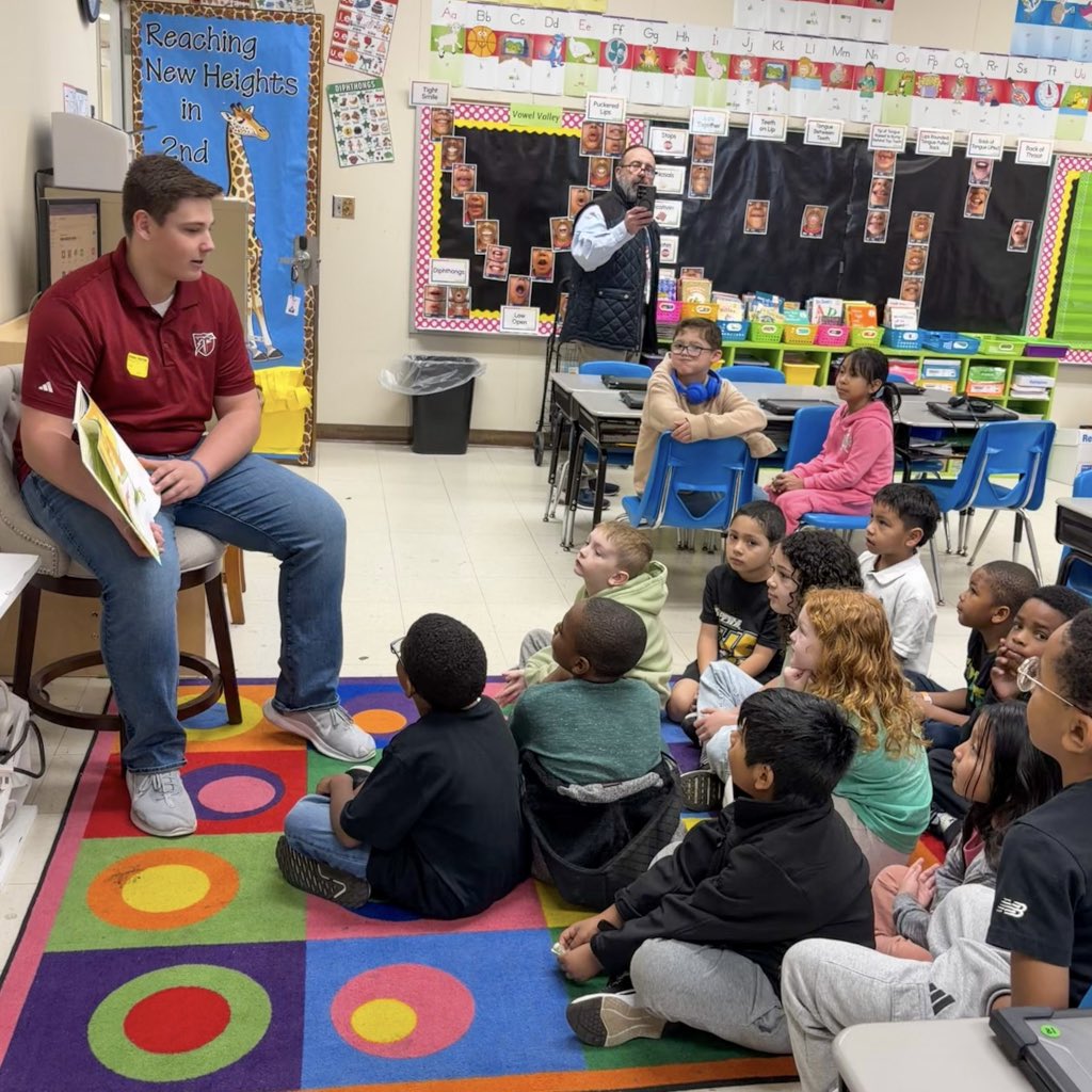 DavidPugh2010's tweet photo. Enjoyed representing @gctitansfb as a guest reader for Kindergarten and 2nd grade for Read Across America Day at Floyd Elementary School @GadsdenCityAth @gcstitans https://t.co/JQ4omLHaMt