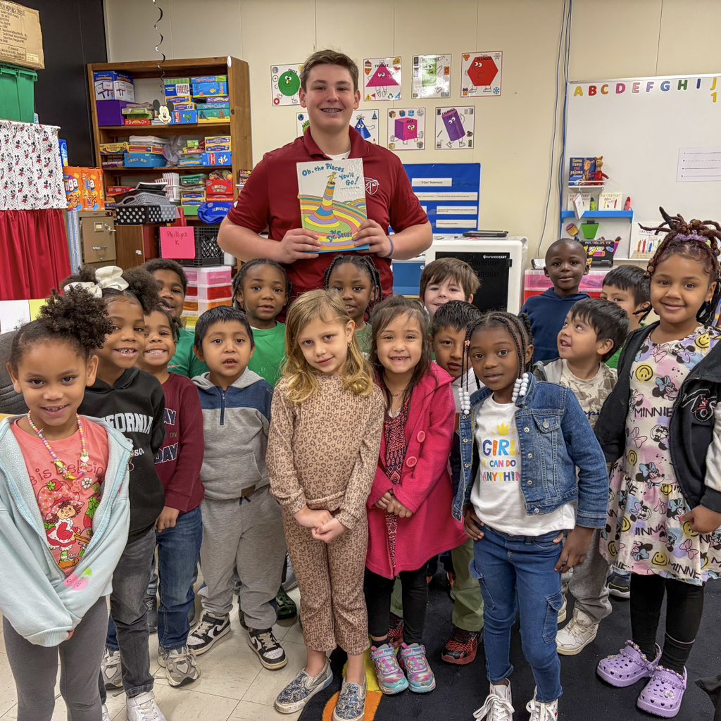 DavidPugh2010's tweet photo. Enjoyed representing @gctitansfb as a guest reader for Kindergarten and 2nd grade for Read Across America Day at Floyd Elementary School @GadsdenCityAth @gcstitans https://t.co/JQ4omLHaMt