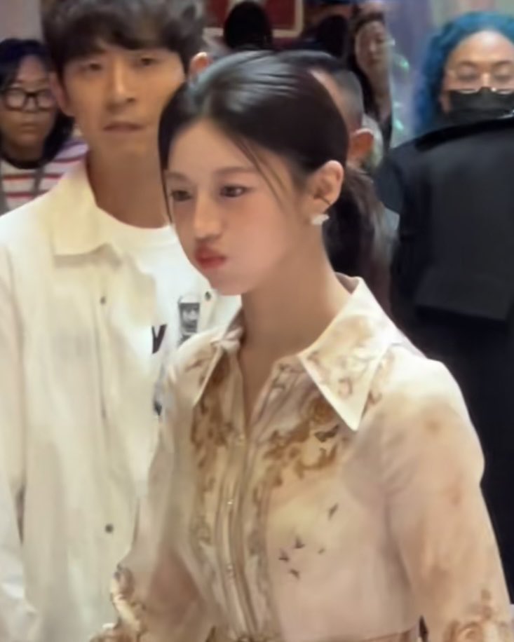 hwanhons's tweet photo. nvm she’s a baby chick https://t.co/xi7cwa2Uxc