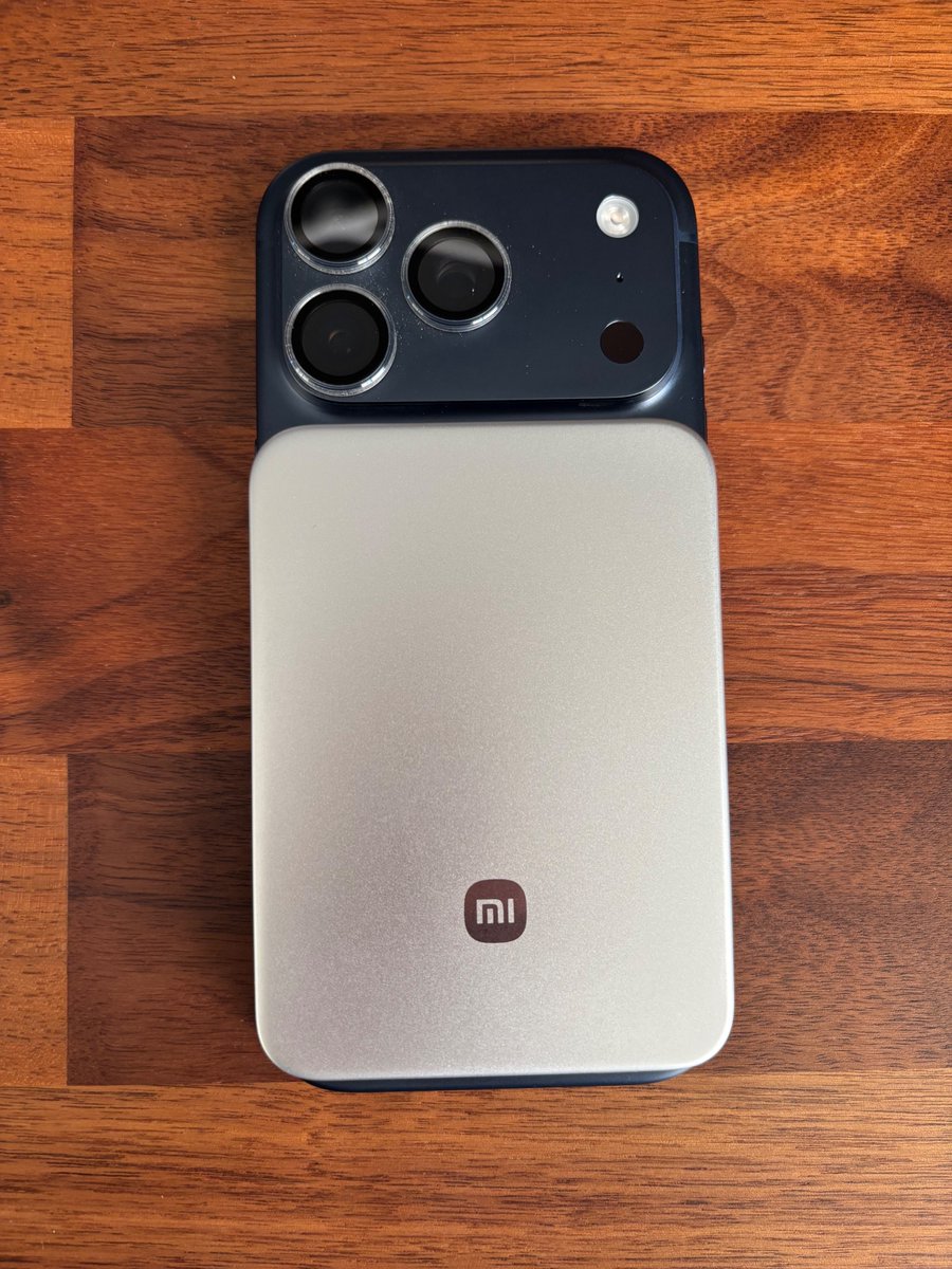 JonathanGimbel's tweet photo. Très belle cette petite UltraThin Magnetic Power Bank 5000 15W de chez @Xiaomi, elle fait très premium, très Apple, mais le prix aussi fait Apple 😅
Dommage que la charge via magsafe soit limité à 7.5W sur iPhone, le seul vrai point noir de cette batterie pour moi. https://t.co/iS8dzes3cR