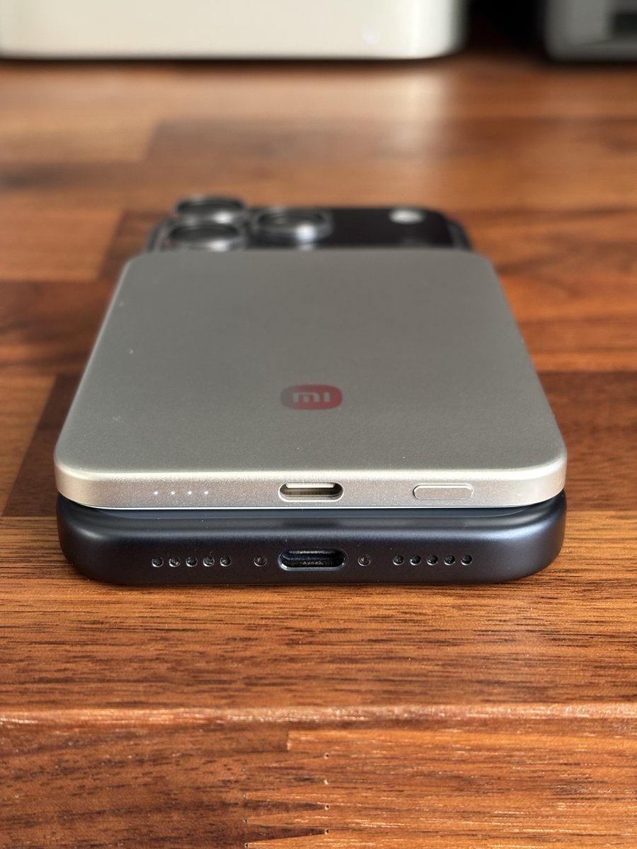 JonathanGimbel's tweet photo. Très belle cette petite UltraThin Magnetic Power Bank 5000 15W de chez @Xiaomi, elle fait très premium, très Apple, mais le prix aussi fait Apple 😅
Dommage que la charge via magsafe soit limité à 7.5W sur iPhone, le seul vrai point noir de cette batterie pour moi. https://t.co/iS8dzes3cR