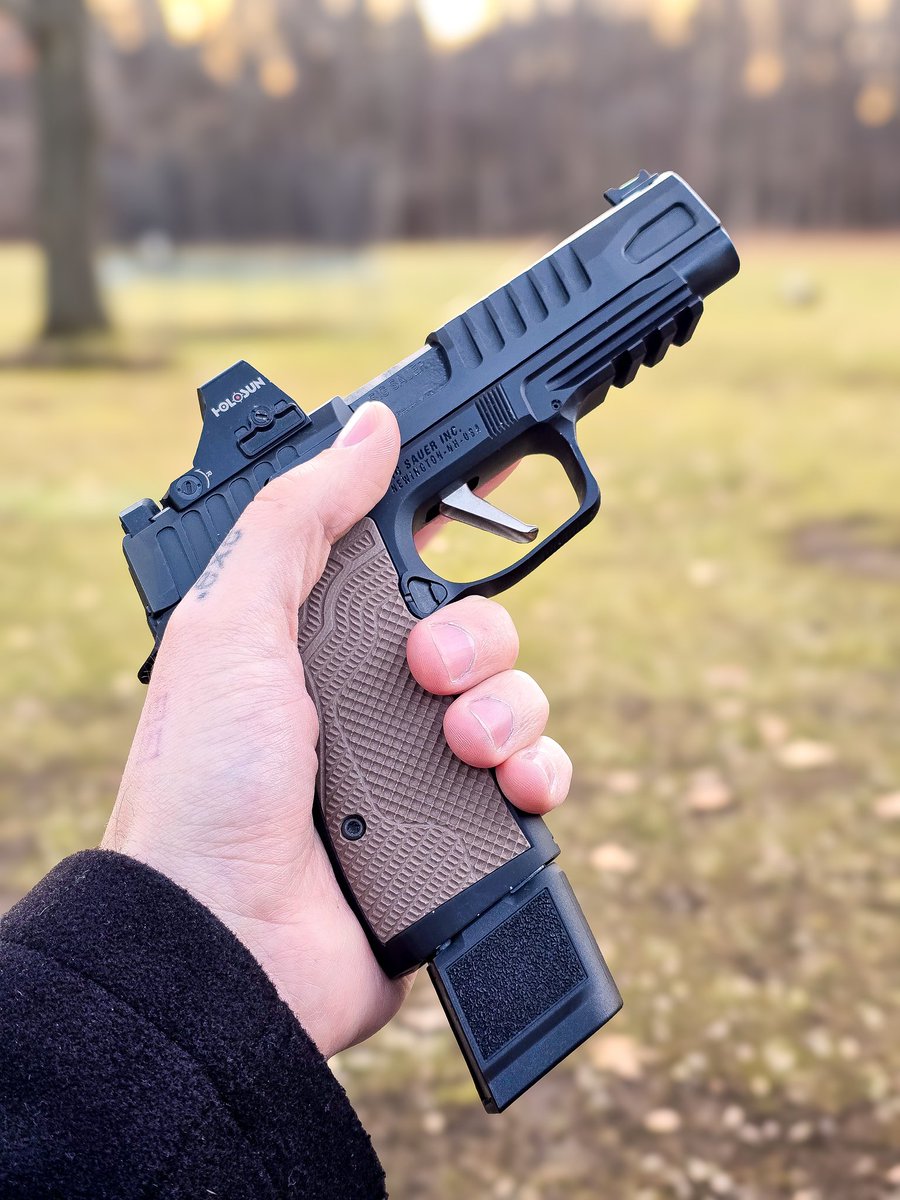 wugti's tweet photo. New lok grips 🤤 P365 AXG FUSE https://t.co/wQD629fKeM