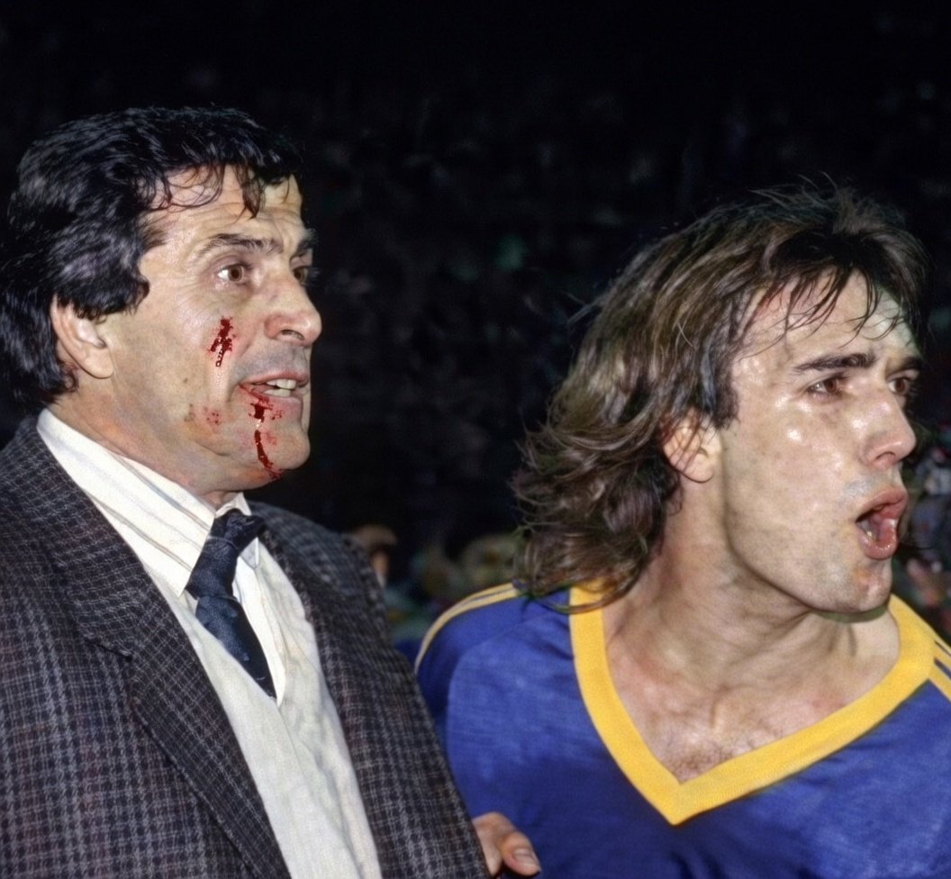 futboltrotters's tweet photo. Hoy cumple 79 años el Maestro Tabárez. Cada vez que veo esta foto se me viene a la cabeza la frase "Boca nunca teme luchar". https://t.co/P3UJNkmEFa
