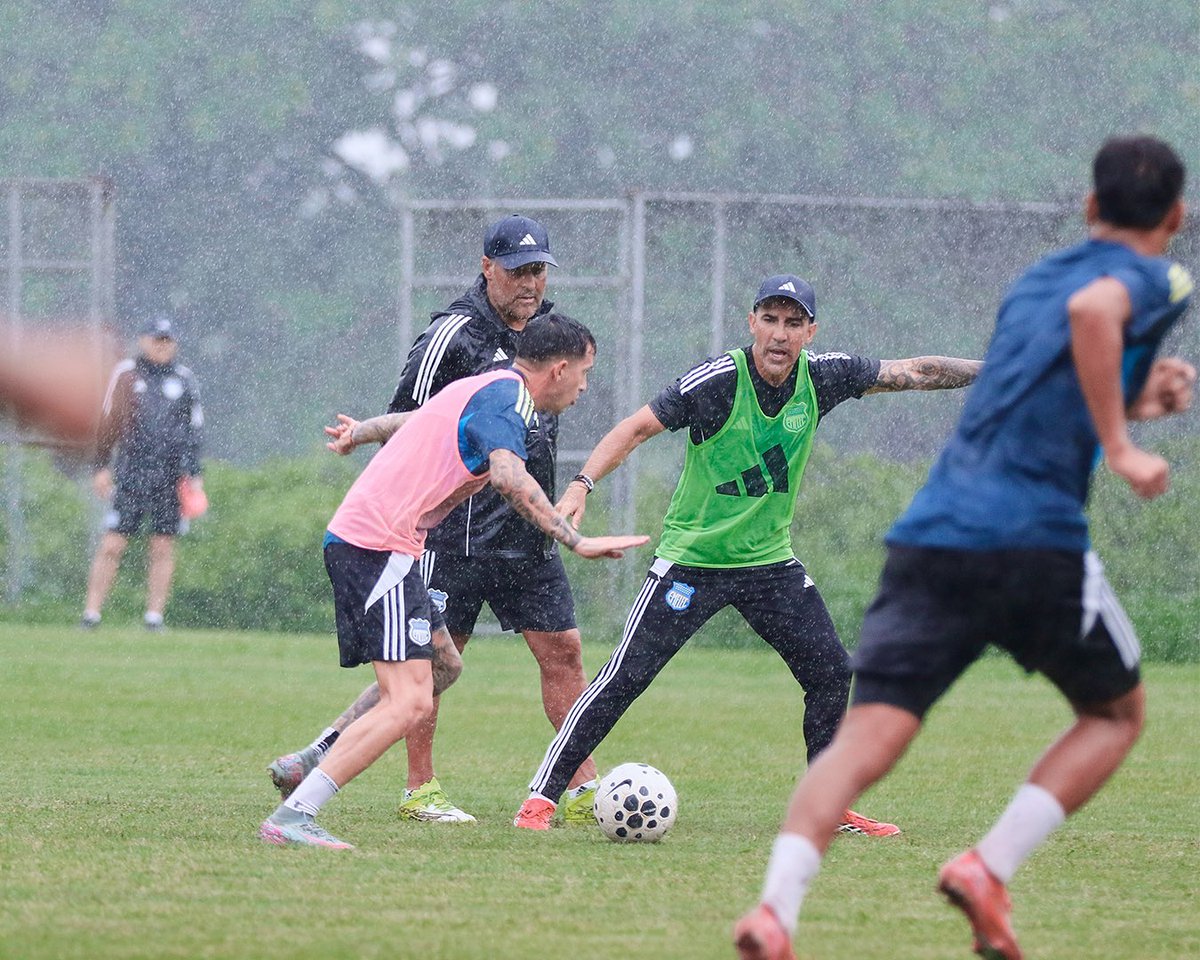 ⚽️✅ <a href="/CSEmelec/">Club Sport Emelec</a> 🔵⚡️cumple con su jornada de entrenamiento pensando en lo que será el #ClasicodelAstillero 

🟥 Estalin Segura será baja por expulsión 

📄 Se espera el CTI de José Neris para su inscripción 

<a href="/kchradio/">KCH RADIO 90.9FM</a> 90.9 FM 📻