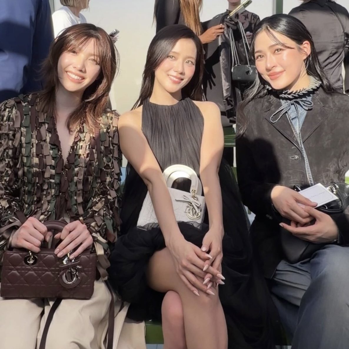 A REALEZA! Simplesmente Orm Kornnaphat, Jisoo e Lingling Kwong juntas na Paris Fashion Week.
