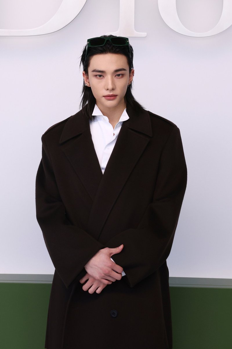 EverydaynewsTH's tweet photo. หล่อเว่อร์ เสิร์ฟภาพ #HYUNJIN #StrayKids แขกคนสําคัญขณะร่วมชมแฟชั่นโชว์ Dior คอลเลกชันใหม่ Autumn Wonter 2026 ที่กรุงปารีส ประเทศฝรั่งเศส

#HYUNJINXDiorPFW #HYUNJINXDIOR #Dior #DiorAW26 @Dior https://t.co/5SjDBwOvWp