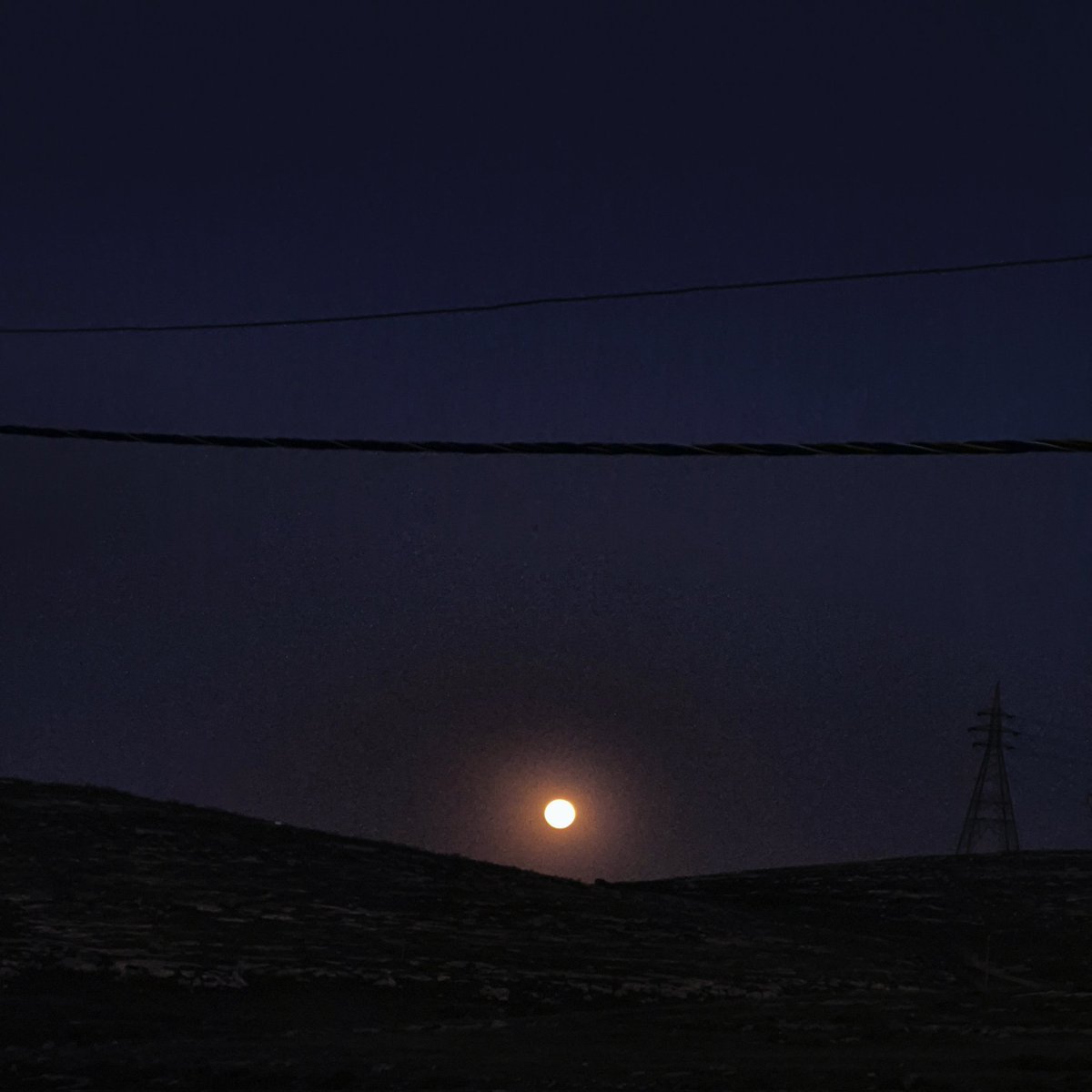 هذا كذاك في بُعده،
بكماله، بجماله، بنوره، بقربه.

بل هذا أقرب،
وذاك أجمل.