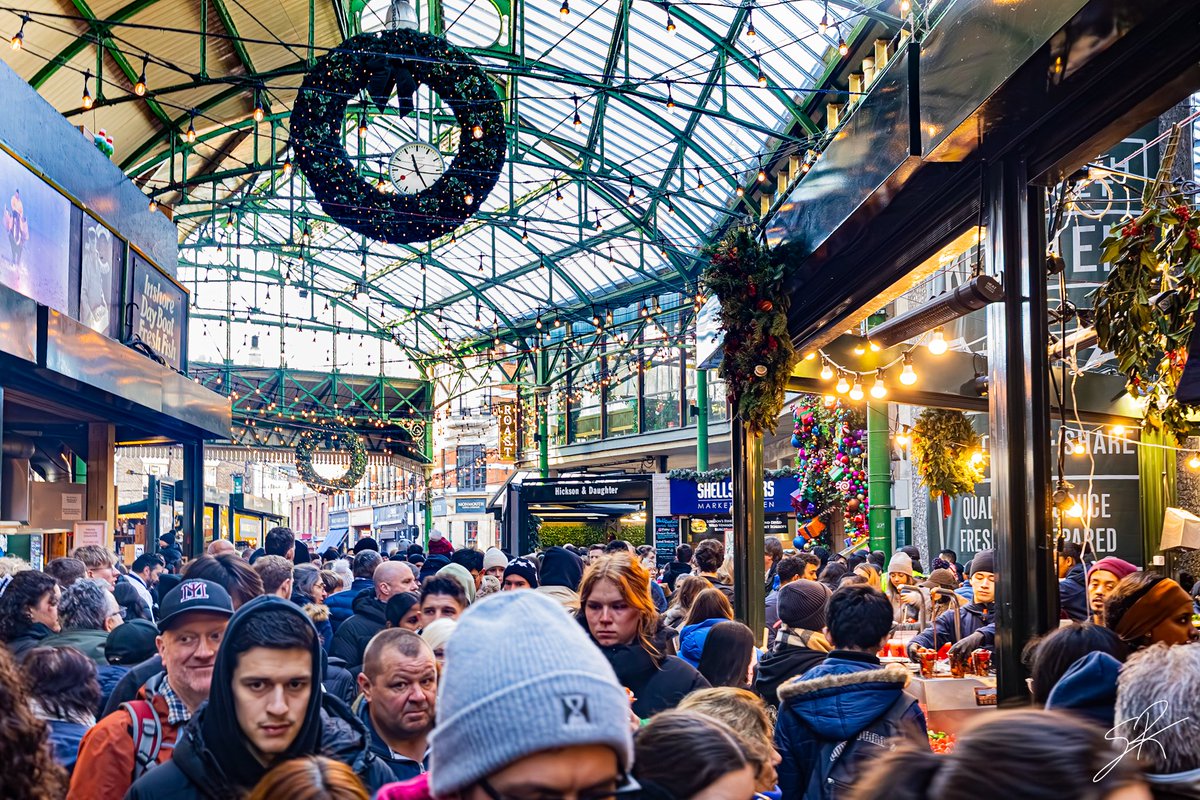 Londres - Chroniques de bitume : Éclats de jour
Richesse des couleurs, des saveurs et des humains à Borough Market.

Le théâtre du quotidien sous la lumière londonienne. Le jour, Londres est une fourmilière où chaque seconde compose un tableau vivant. 

#londres #london #market