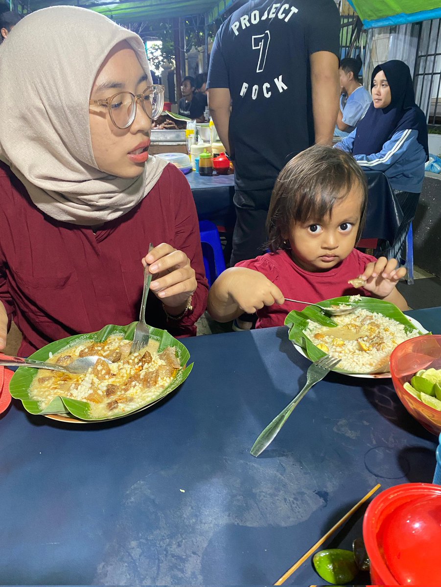 nlnfdml's tweet photo. Setelah menikah, pola jajan makanan perlahan saling mempengaruhi satu sama lain. Dulu seringnya ya kalau ngemall makan yang ada di mall. Sekarang lebih memilih makan di luar dengan harga yang sama tapi lebih mantep baik dari segi rasa maupun kepuasan isi lambung https://t.co/1lXLfRE0HX