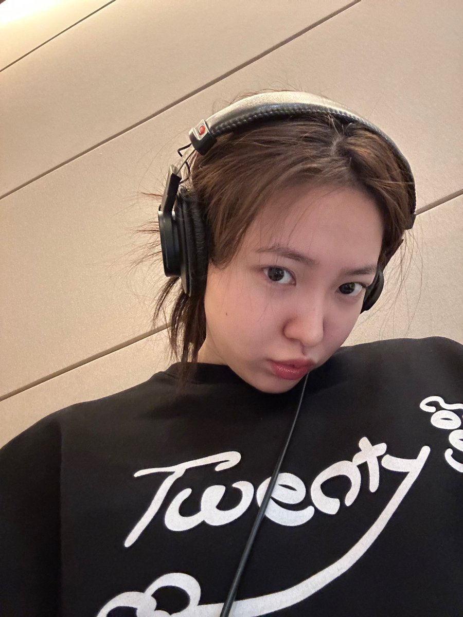mallangie's tweet photo. 녹음실셀카너무너무좋아함.........앙.. https://t.co/AN1Jho64Nu