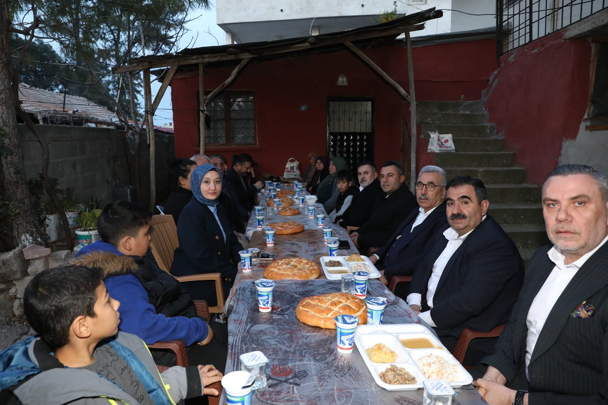 📍 İmamoğlu

Cumhuriyet Mahallemizde Yörükoğlu ailesinin gönül sofrasına misafir olduk. Ramazan’ın bereketini, birlik ve kardeşlik iklimini aynı sofrada paylaşmanın huzurunu yaşadık. Cenab-ı Allah bu mübarek günleri İslam coğrafyaları için hayırlara vesile kılsın. 

Bizleri
