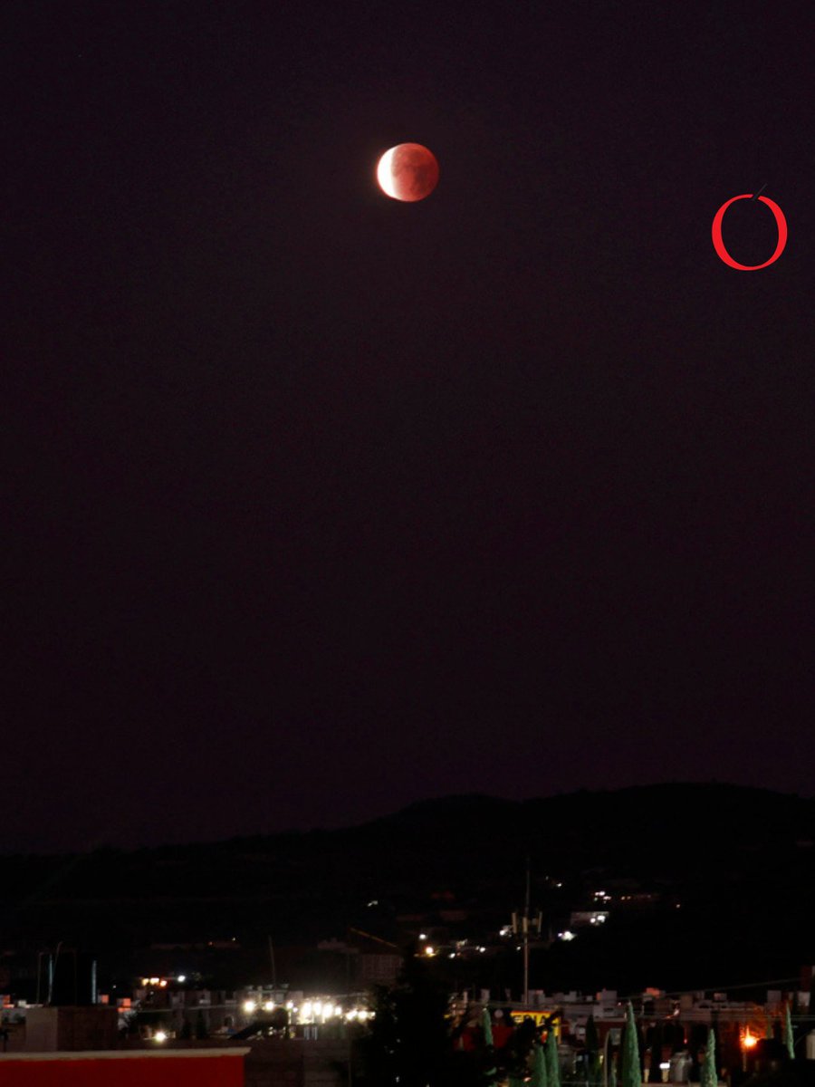 LaCronicaDeHoy's tweet image. 🌕🌗 Un eclipse lunar total dejó pintada de rojo la Luna que fue visible durante aproximadamente una hora desde el este de Asia hasta América central y del norte. 

¿La viste? 👀

📷 César Dorado | La Crónica de Hoy | EFE

#Luna #Eclipse #LunaDeSangre