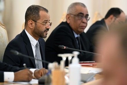 TFilastin's tweet photo. Le ministre des Affaires étrangères d'Oman dément les mensonges de Trump : l'Iran a consenti à d'énormes concessions, mais Trump a quand même attaqué ! Le ministre des Affaires étrangères, Badr Albusaidi, est intervenu sur le plateau de l'émission « Face the Nation » pour annoncer ce qu'il a qualifié d'avancée majeure : l'Iran a accepté de ne plus constituer de stock d'uranium enrichi pouvant servir à la fabrication d'une bombe. Médiateur clé dans les dernières négociations nucléaires américano-iraniennes, le ministre a décrit la concession iranienne comme «totalement inédite », avec un accord de vérification complète par l'Agence internationale de l'énergie atomique (AIEA) et une réduction drastique des stocks existants au niveau le plus bas possible. Cela aurait dû constituer un pas de géant vers la paix. Au lieu de cela, quelques heures plus tard, Israël et les États-Unis ont lancé des frappes contre des cibles iraniennes, entraînant la mort du dirigeant iranien. Toute cette mascarade n'a jamais concerné ni l'uranium ni la paix. Il s'agissait avant tout de de donner libre cours au fantasme sanguinaire de Benjamin Netanyahou d'anéantir l'Iran, tout en faisant un geste envers les dictateurs corrompus, amis de Trump, en Arabie saoudite, au Qatar et aux Émirats arabes unis.
L'administration a fait miroiter un accord, a laissé l'encre sécher sur l'annonce, puis a bombardé malgré tout. Trump et Netanyahou ont obtenu la guerre qu'ils souhaitaient, et le peuple américain en subit les conséquences tragiques, sans parler de la flambée des prix du pétrole et du risque d'une catastrophe régionale de plus grande ampleur. Ce n'est pas de la diplomatie. C'est une trahison des idéaux américains que Trump ne prétend même pas représenter. Ils avaient une voie de désescalade et ont choisi la destruction. Des centaines, peut-être des milliers, sont déja morts, dont des enfants, et trois soldats américains. Nul doute que beaucoup d'autres mourront parce que de