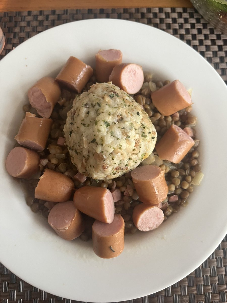 awogfli's tweet photo. #Essen #Retten Teil 1 diesmal Tirolerknödel und Stelze. Linsen mit Speck Tirolerknödel - wahlweise mit Frankfurter für mich oder mit Stelze für Gast #foodporn https://t.co/HxrRDpRamS