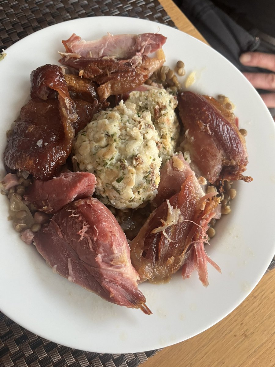 awogfli's tweet photo. #Essen #Retten Teil 1 diesmal Tirolerknödel und Stelze. Linsen mit Speck Tirolerknödel - wahlweise mit Frankfurter für mich oder mit Stelze für Gast #foodporn https://t.co/HxrRDpRamS