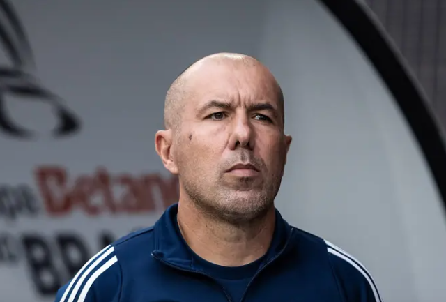 quasejogador's tweet photo. 🚨 INFORMAÇÃO

Uma pessoa próxima a Leonardo Jardim revelou: "ele é um cavalo de Troia infiltrado".

"Aceitou o Flamengo só pra desestabilizar o Rubro-Negro e facilitar a vida do Cruzeiro em 2026".

Pedrinho quem pediu, é como ele disse "Jamais treinaria outro clube no Brasil".

📷Gustavo Aleixo/Cruzeiro
