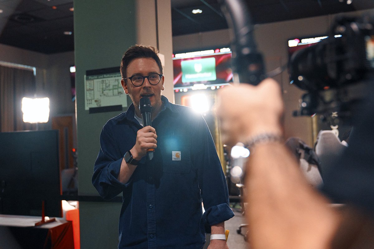 Daniel / p0ly tweet media