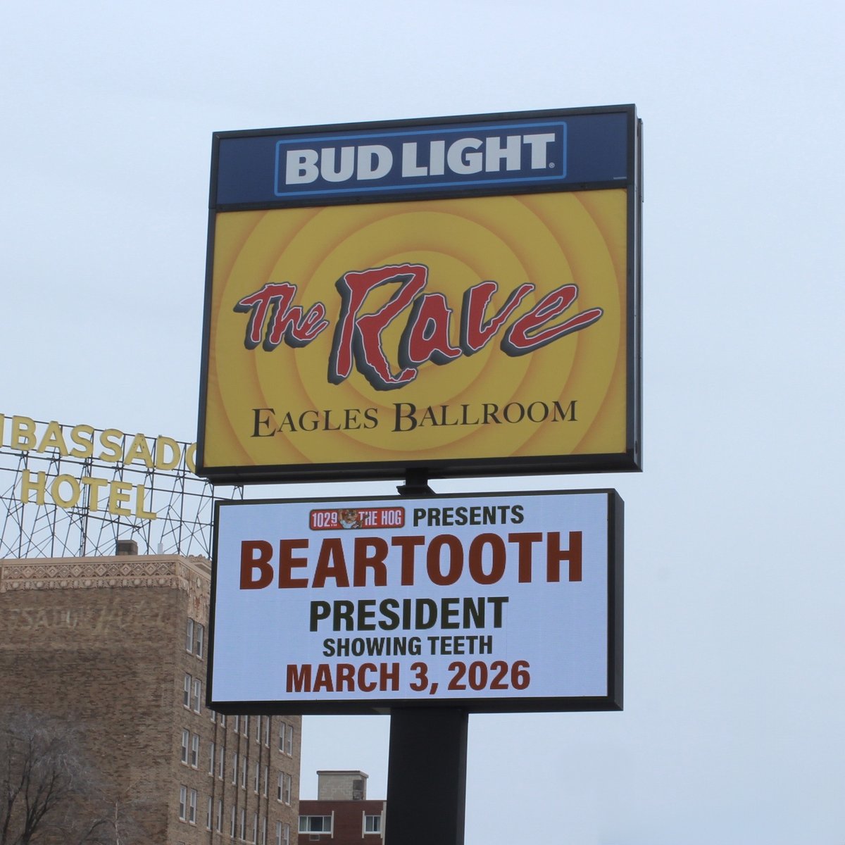 The Rave / Eagles Club tweet media