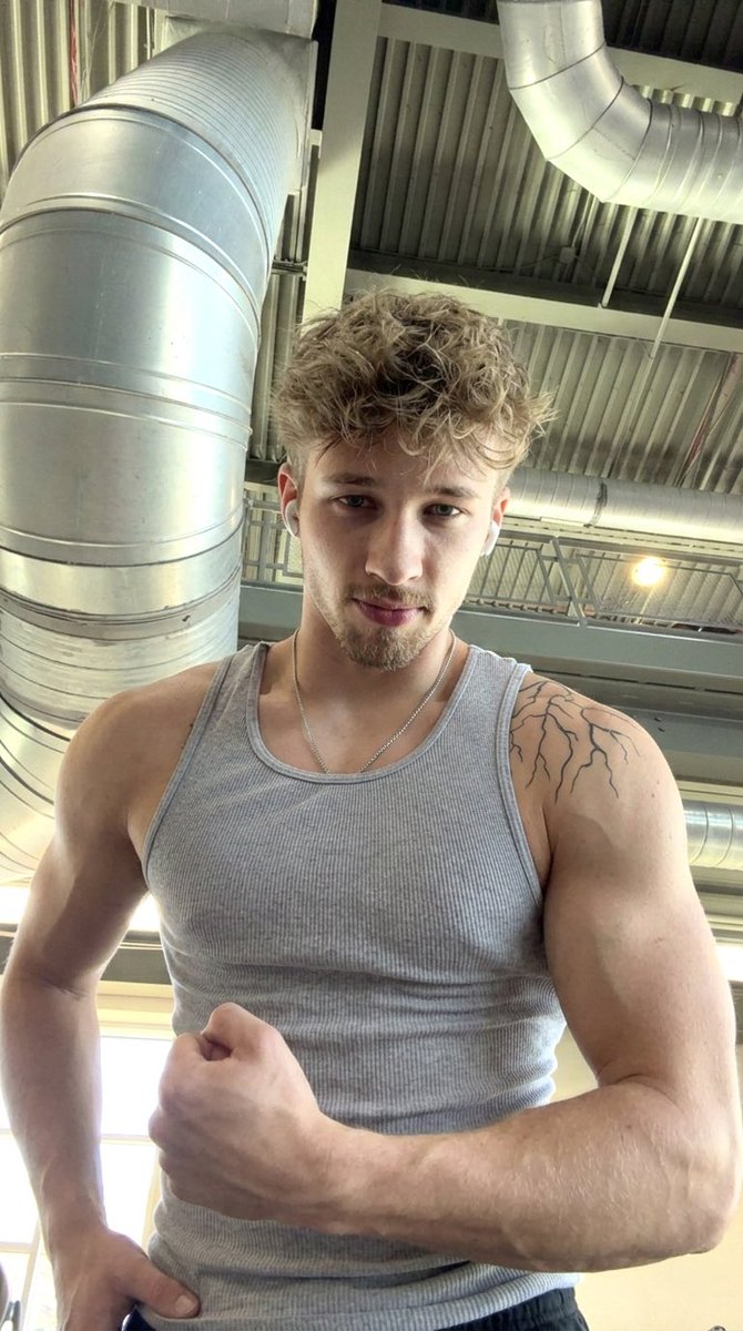 Mornings f@gs 

Just finished a long workout. 💪🏻
Go get that cash sent right now for your young alpha with his stinky gym feet and big muscles🤑
