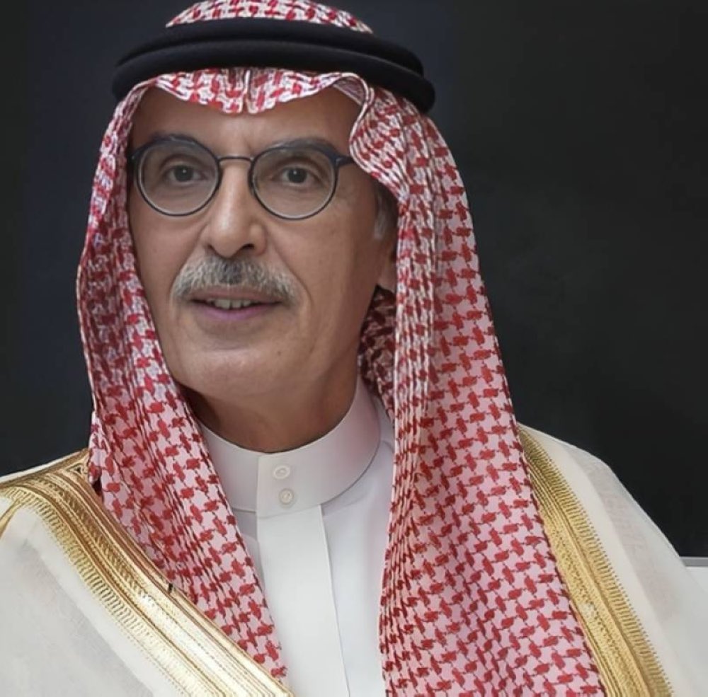 الوطن عند البدر ليس أرضًا… بل قدر.
وليس هويةً… بل قضية.
قصيدة تختصر معنى أن تكون سعوديًا…
وتختصر معنى أن يكون الشعر سيفًا. 

لا والذي فضل على الخلق الإنسان
وفضل على الإنسان أحمد نبيه
ما قد حوت هالأرض رحمة وإيمان
كثرك ولا روح ونفس أبيه
أرض معالمها حديثٍ وقرآن
ما هي سراب ولا ظما