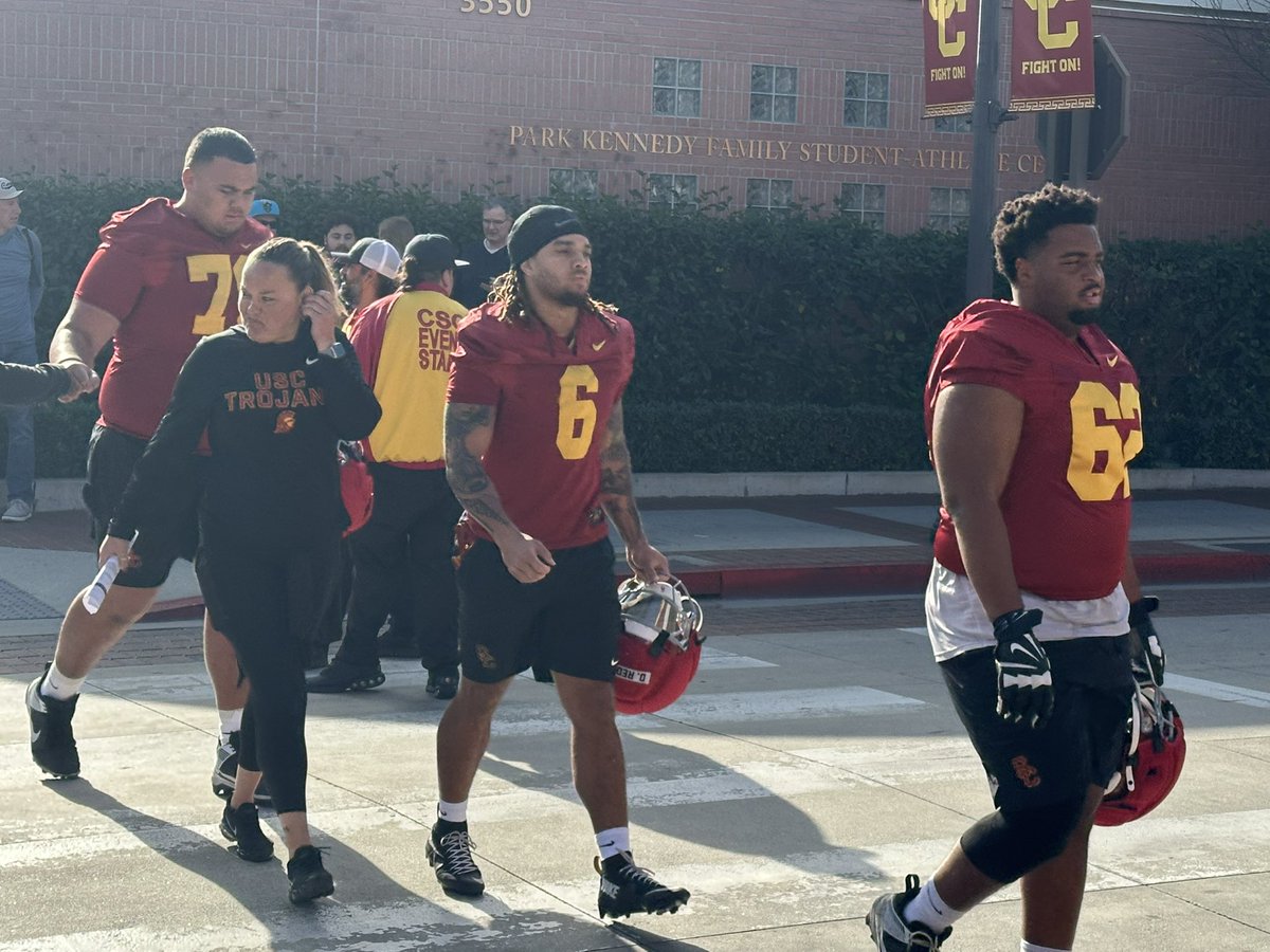 LoviSports's tweet photo. Deshonne Redeaux makes his way to USC spring football practice

One of the most electric players out of Oaks Christian https://t.co/zfYLIueJ0f