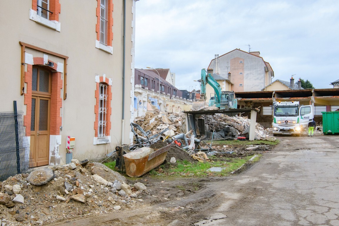 🚧 Grand chambardement à Marceau !

Les démolitions sont presque terminées et le site se prépare à se transformer. Dès septembre, un marché et un espace vert verront le jour, tandis que les premiers logements seront construits dès 2027.
Maisons individuelles, immeubles collectifs