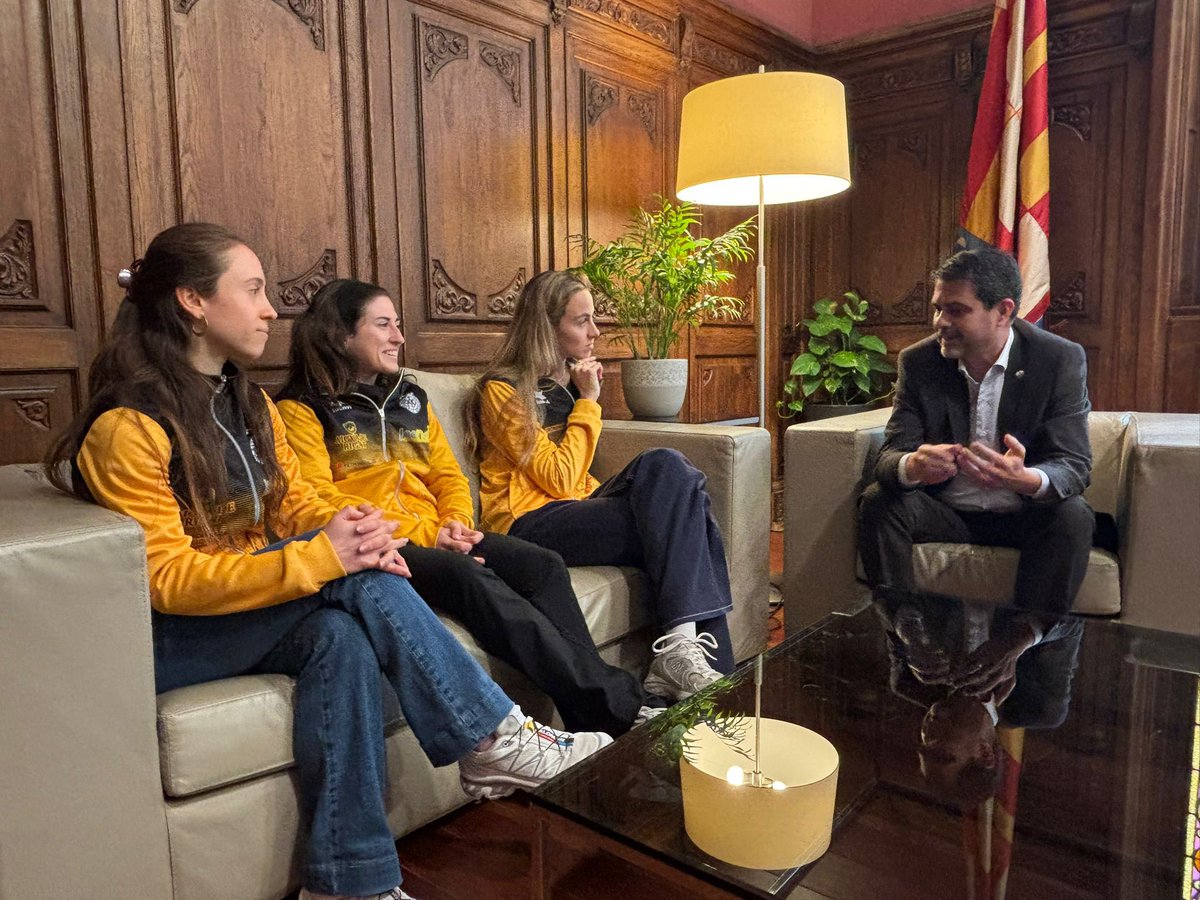 marccastells's tweet photo. Amb la regidora @patrilla12 , rebem les atletes del @CAIgualada Júlia Solé, Anna Torras i Judith Navarro. 🏃‍♀️💨

Un orgull per a #Igualada veure el fruit de l'esforç i l'aposta per la base del club. 

Molts èxits a la Júlia al Mundial de cros universitari! https://t.co/ELN2051nJy