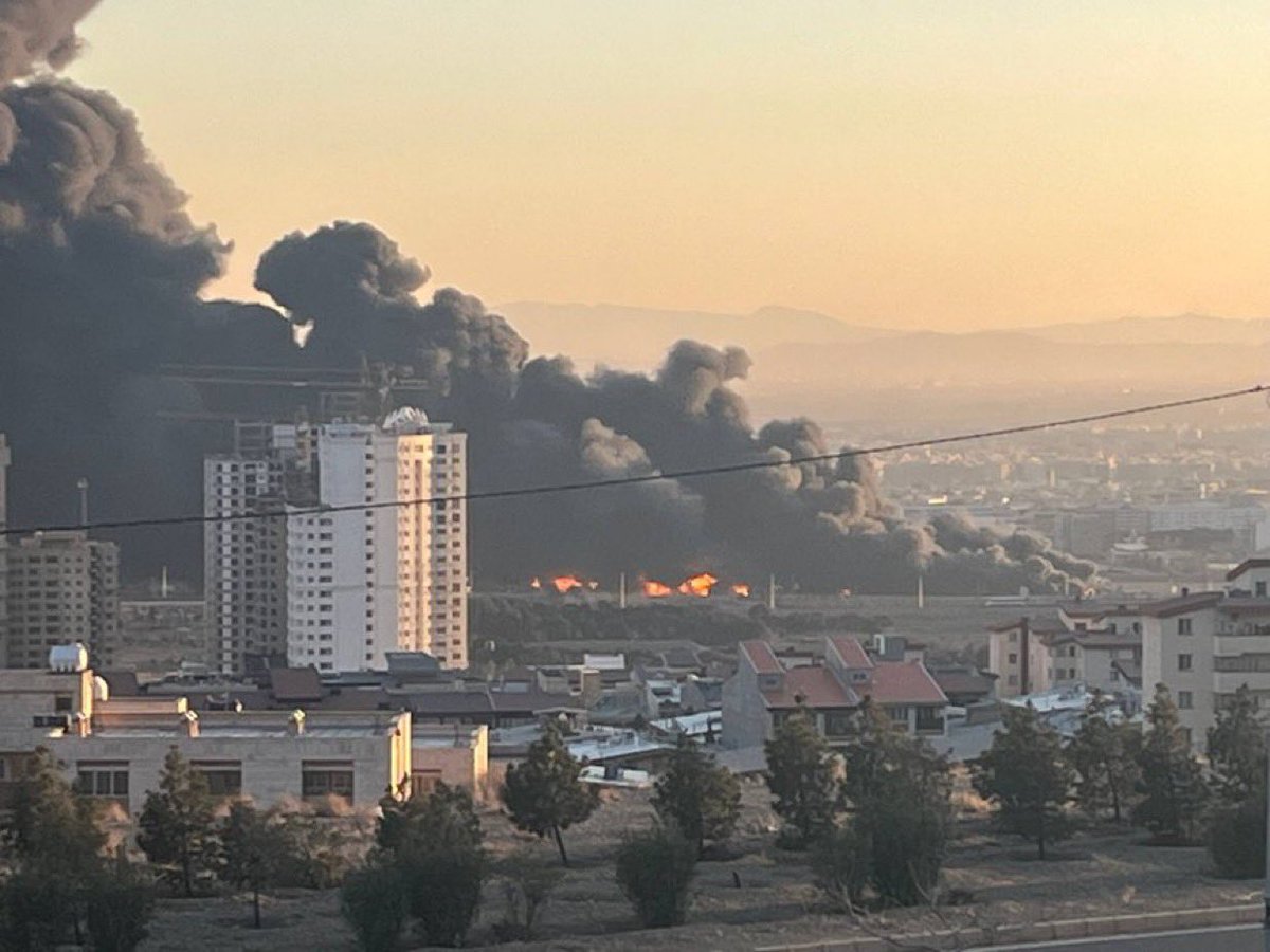 UnboundedVoice's tweet image. ⭕️ Urgent #Iran

The scale of the explosions in #Tehran today is drastically different. The blast waves are much heavier. The shock is deeper. This is not what we were hearing in previous days.

So I’m asking directly: are high-yield munitions being deployed over a city of 9 to