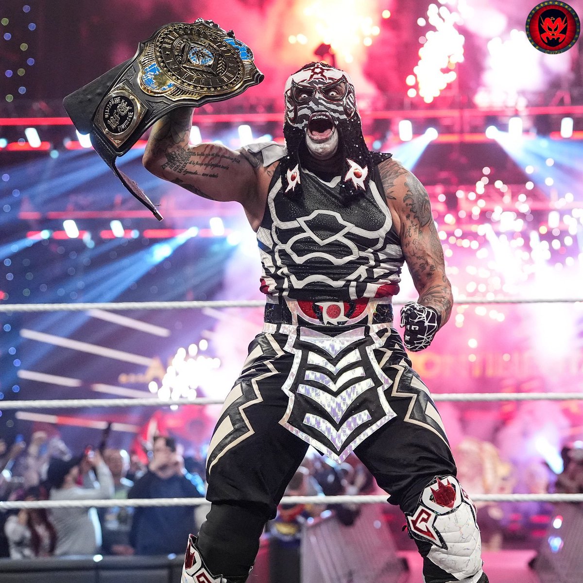 De2a3_caidas's tweet photo. 🚨LLEGÓ A LA CIMA🚨

De Ecatepec para el mundo, Penta por fin es Campeón Intercontinental de la WWE. Derrotó a Dominik Mysterio en RAW. Ante d, en el backstage Dom conoció a Danhausen, quien lo señaló, ¿le cayó la maldición? 🤣

#wrestling #wwe #WWERaw https://t.co/XC2fuuNaNz