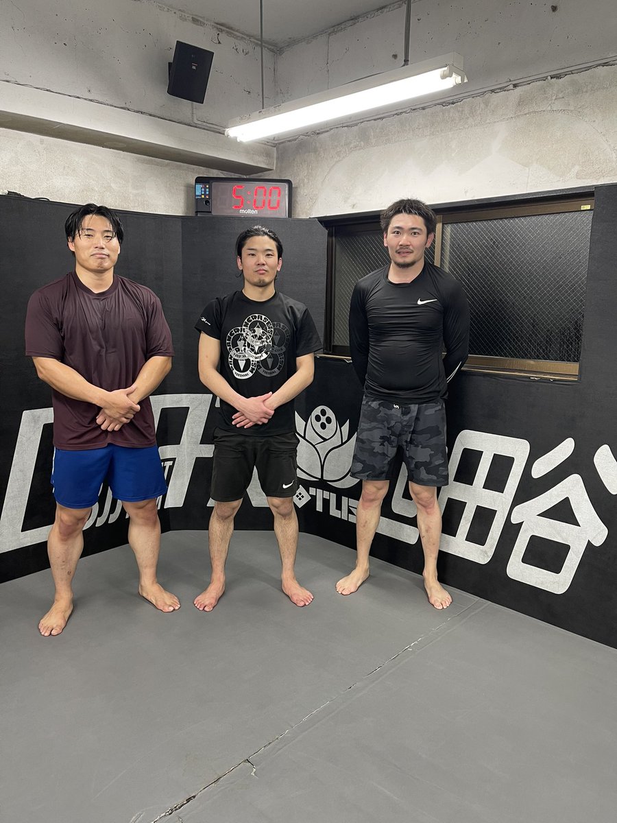 月初め火曜日なので、夜はロータス世田谷クラス指導。邦夫さん、佐藤(ショウエイ)君、小野村さん、パンクラスイズム横浜から3人参加。ありがとうございました！！邦夫さんの生き物としての強さを岩本さんと二ノ宮さんがハッキリ認めてくれてましたw
誰が呼んだか"鳥取のベーブルース"中村邦夫‼︎