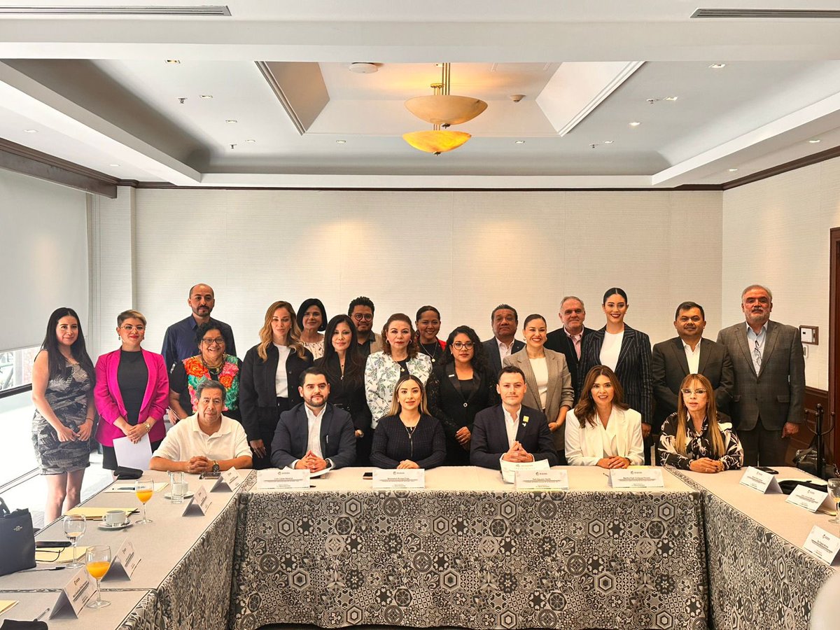 La Presidenta Honoraria del DIF Municipal de Oaxaca de Juárez, Gaby García Fernández del Campo (<a href="/GabyGarciaOax/">Gaby García</a>), participó en la Toma de Protesta de la nueva Mesa Directiva de la Red Nacional de DIF Municipales, encuentro celebrado en la Ciudad de México que reunió a presidentas,