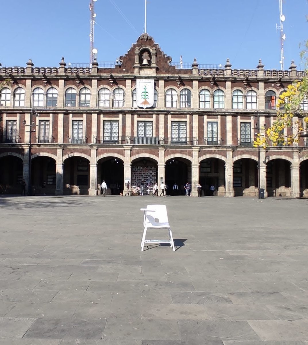 Día triste para México, la butaca vacía de Kimberly Jocelin ha sido colocada frente al Palacio de Gobierno del estado de Morelos.

Desapareció desde el 20 de febrero, lamentablemente ayer la encontraron sin vida.

Decenas de estudiantes están exigiendo justicia en el caso.

Que