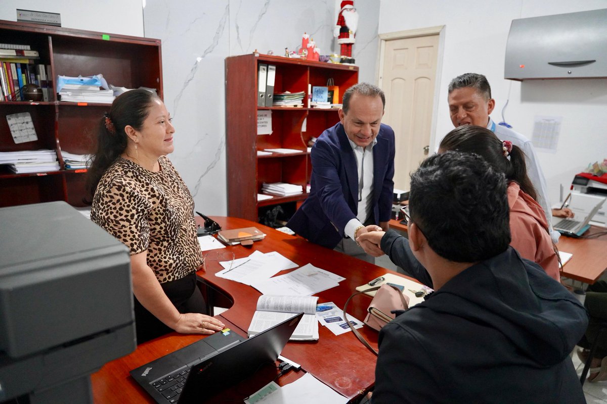 DefPublicaEC's tweet image. Defensoras y defensores públicos de Sucumbíos recibieron la visita de Ricardo Morales Vela, quién diálogó con usuarios que acuden a las instalaciones de la institución en busca de asesoría y patrocinio legal gratuitos.

#SucumbíosDefensoríaPública