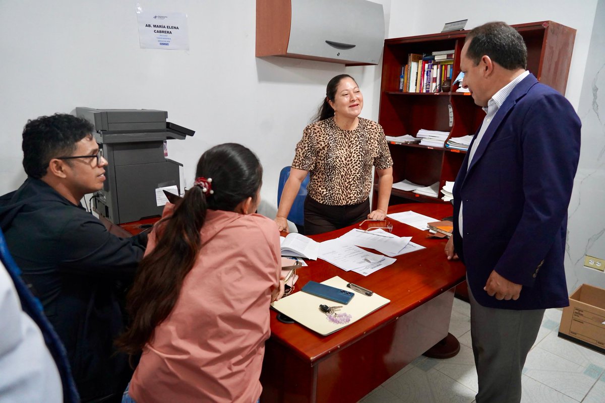 DefPublicaEC's tweet image. Defensoras y defensores públicos de Sucumbíos recibieron la visita de Ricardo Morales Vela, quién diálogó con usuarios que acuden a las instalaciones de la institución en busca de asesoría y patrocinio legal gratuitos.

#SucumbíosDefensoríaPública