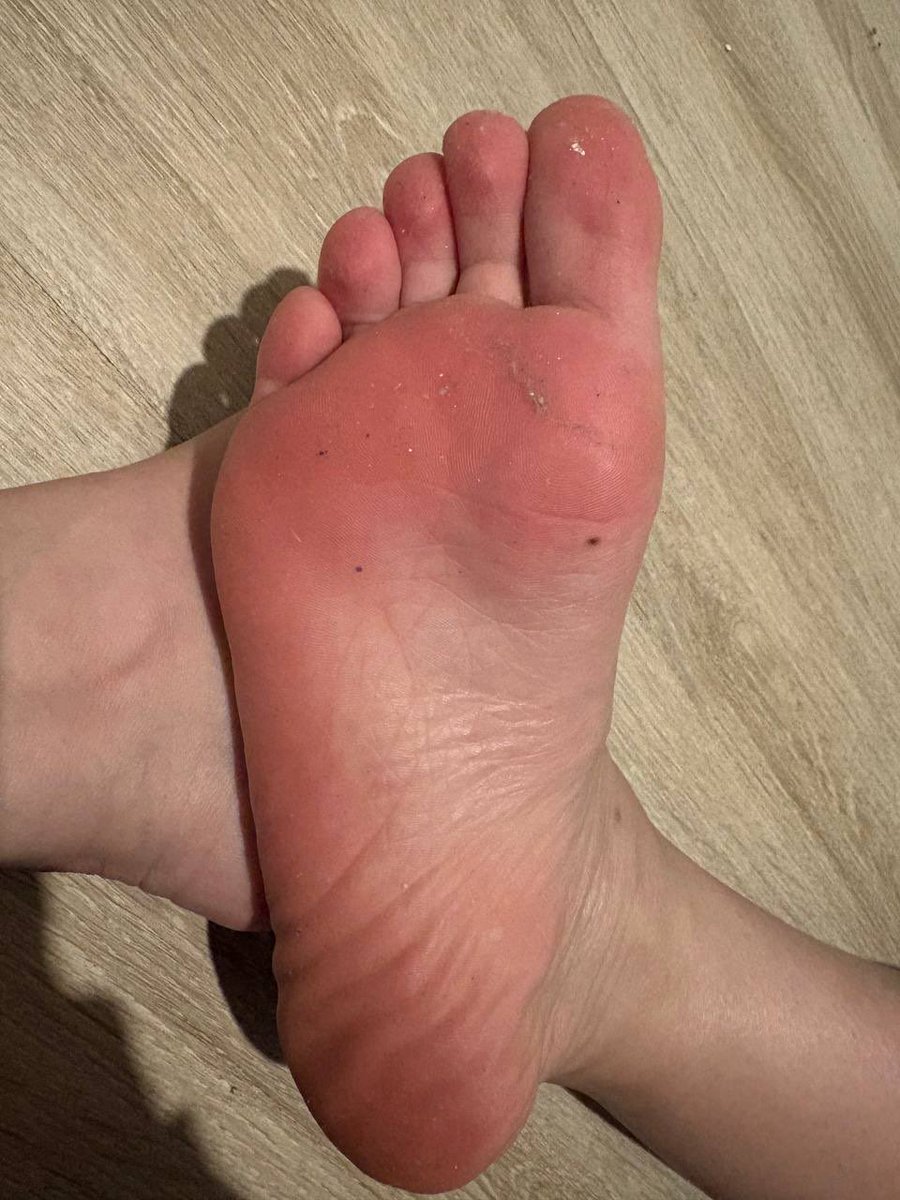 solo_stz's tweet photo. Kim Sahibesinin Tabanlarını Temizlemek İstiyor Dm #köle #sahibe #slave #foot #footfetısh https://t.co/IcK9N9zlnz