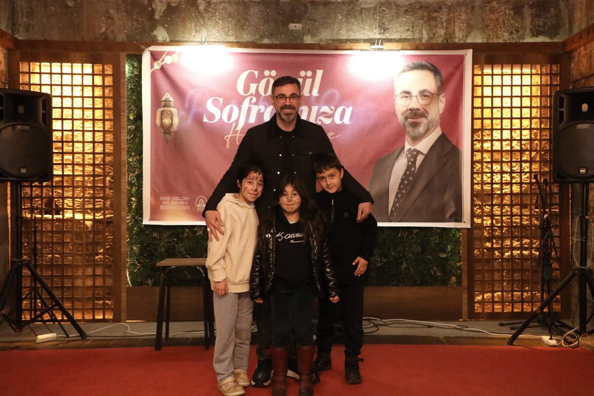 Ramazan ayının manevi ikliminde, yetim ailelerimiz ve gençlerimizle aynı sofrada iftar açmanın huzurunu yaşadık.

Sevgili Peygamber Efendimiz Hz.Muhammed (s.a.v.)’in; “Yetimi koruyup gözeten kimse ile ben cennette şöyle yan yana olacağız.” müjdesini rehber edinerek, paylaşmanın