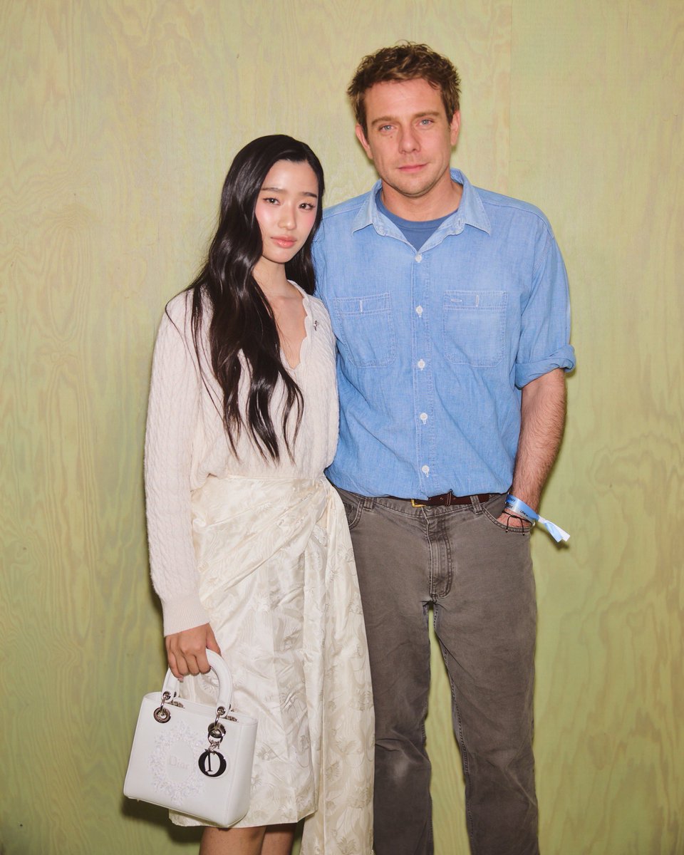 ดีงามมาก! แอลพาชมโมเมนต์ของ ตู ต้นตะวัน <a href="/tontawan_t/">ㄸu</a> เฮ้าส์แอมบาสซาเดอร์ของ <a href="/Dior/">Dior</a> ระหว่างร่วมพูดคุยกับ Jonathan Anderson หลังจากจบแฟชั่นโชว์ Dior Women‘s Autumn/Winter 2026 ที่ปารีสแฟชั่นวีควันนี้

#ELLEThailand
#DiorAW26
#DiorAW26xTU