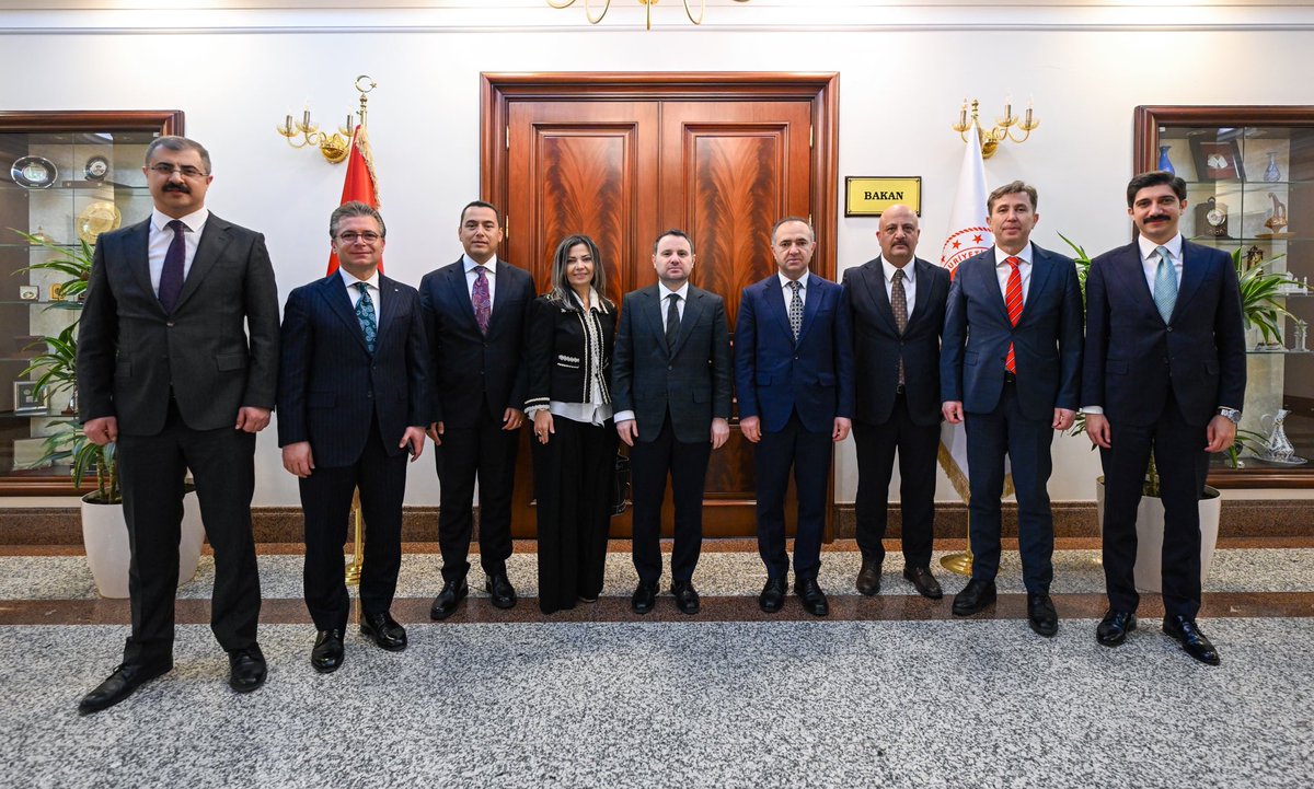 Hâkimler ve Savcılar Kurulu Genel Sekreteri Ahmet Uğuz ile Genel Sekreter Yardımcıları Ömer Örücü, Müjgan Karyağdı, Levent Gedikbaş, Mustafa Tünay ve Emre Çelik’i Bakanlığımızda kabul ettik.

Nazik ziyaretleri için kendilerine teşekkür ediyor, görevlerinde başarılar diliyorum.