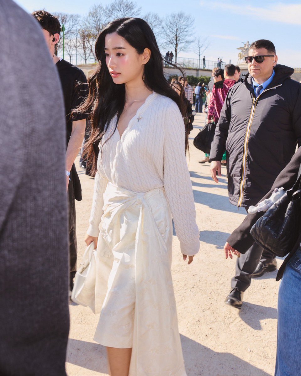 ภาพ “ตู-ต้นตะวัน“ Dior House Ambassador เข้าร่วมชม Dior Women‘s Autumn/Winter 2026-2027 Show ณ กรุงปารีส ประเทศฝรั่งเศส ในวันนี้พร้อมพบปะเหล่าแขกคนสำคัญภายในงาน

#DiorAW26 <a href="/Dior/">Dior</a> 
#DiorAW26XTU
#tontawan <a href="/tontawan_t/">ㄸu</a> 
#GMMTV