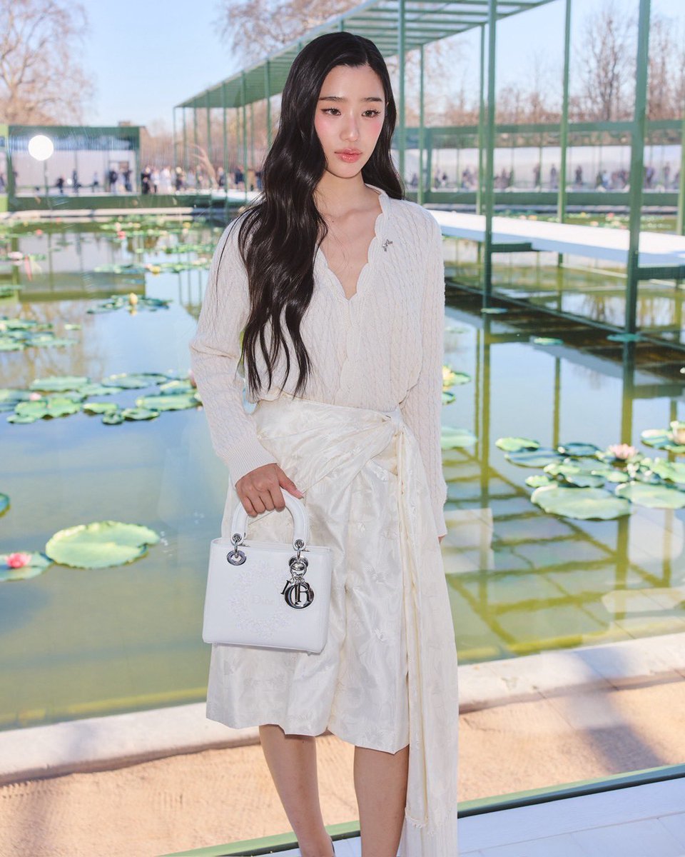 GMMTV's tweet photo. ภาพ “ตู-ต้นตะวัน“ Dior House Ambassador เข้าร่วมชม Dior Women‘s Autumn/Winter 2026-2027 Show ณ กรุงปารีส ประเทศฝรั่งเศส ในวันนี้พร้อมพบปะเหล่าแขกคนสำคัญภายในงาน

#DiorAW26 @Dior 
#DiorAW26XTU
#tontawan @tontawan_t 
#GMMTV https://t.co/gELo5WwW0L