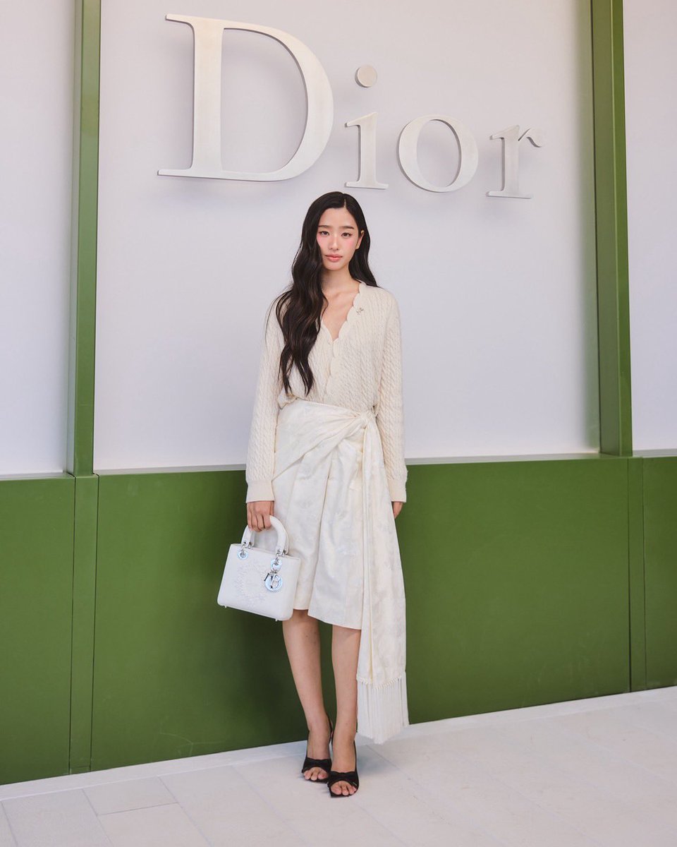 GMMTV's tweet photo. ภาพ “ตู-ต้นตะวัน“ Dior House Ambassador เข้าร่วมชม Dior Women‘s Autumn/Winter 2026-2027 Show ณ กรุงปารีส ประเทศฝรั่งเศส ในวันนี้พร้อมพบปะเหล่าแขกคนสำคัญภายในงาน

#DiorAW26 @Dior 
#DiorAW26XTU
#tontawan @tontawan_t 
#GMMTV https://t.co/gELo5WwW0L