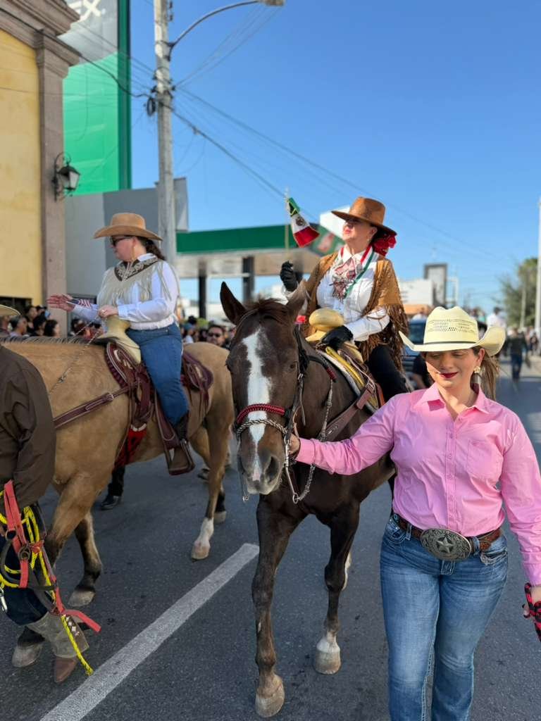 ConsulMexBro's tweet photo. ✨@ConsulMexBro 🇲🇽 desfiló a caballo 🐴 con la Cónsul General de @USCGMatamoros 🙌 en el Desfile de las Fiestas Mexicanas en Matamoros ✨❗️2 mujeres 💜representando la amistad binacional 🇲🇽🤝🇺🇸 https://t.co/YfmbXS8KmF