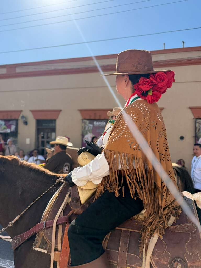 ConsulMexBro's tweet photo. ✨@ConsulMexBro 🇲🇽 desfiló a caballo 🐴 con la Cónsul General de @USCGMatamoros 🙌 en el Desfile de las Fiestas Mexicanas en Matamoros ✨❗️2 mujeres 💜representando la amistad binacional 🇲🇽🤝🇺🇸 https://t.co/YfmbXS8KmF