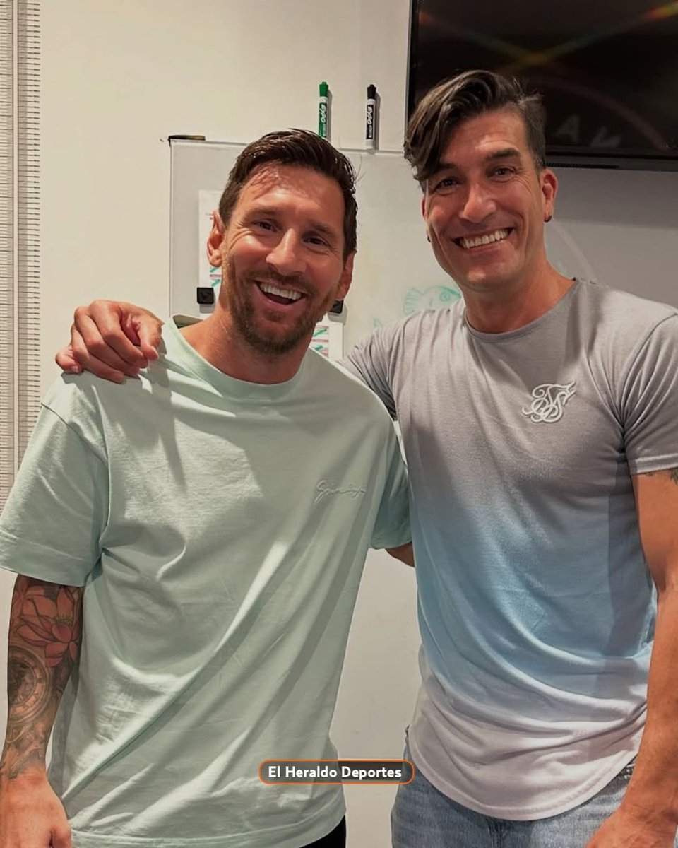 ¡De ser compañero de Messi a cantar reggaetón! ⚽️🎶

José Manuel Pinto, multicampeón con el FC Barcelona, hoy vive de la música bajo el nombre Pinto “Wahin”. Su carrera musical incluye producción, sencillos urbanos y hasta premios como un Grammy Latino por su trabajo en álbumes