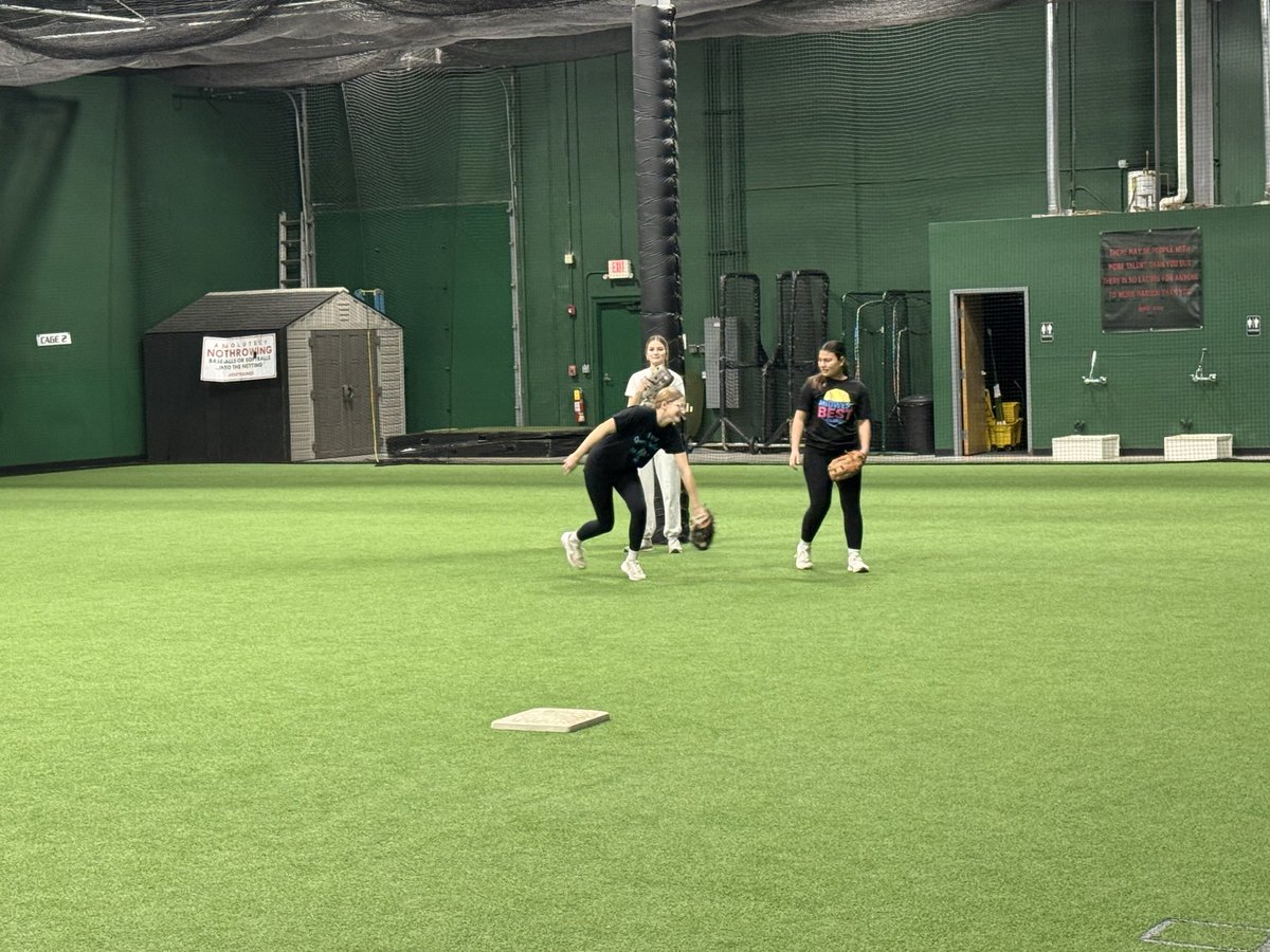 TaddGibby24's tweet image. The @RosaryAurora Softball 🥎 squad getting after it at ESP yesterday.  Hard working group of girls getting excellent instruction from their coaches.  #HardWorkPaysOff  #RosarySoftball #SpringSports #IHSASoftball #rosarycollegeprep #ESPTrained #ESPFamily